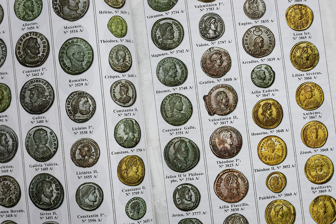 Indexant des milliers de pièces, Monnaies romaines, de Laurent Schmitt et Michel Prieur est un ouvrage de référence.