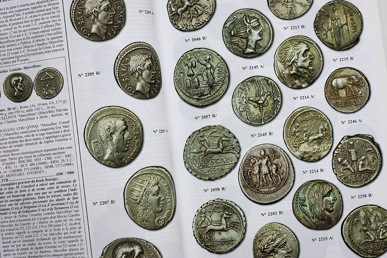 Le livre intègre plusieurs planches regroupant des ensembles de monnaies par thématiques. Ici à droite, des monnaies liées à la Gaule. qui