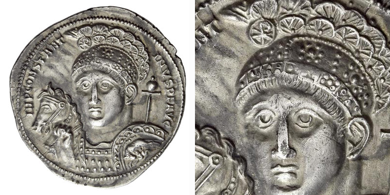 Avers et détail d'un des rares exemplaires du médaillon d'argent que Constantin Le Grand a fait frapper pour célébrer ses 10 ans de règne. Le chrisme est visible dans le premier cercle qui surplombe le casque [© NumisBids]