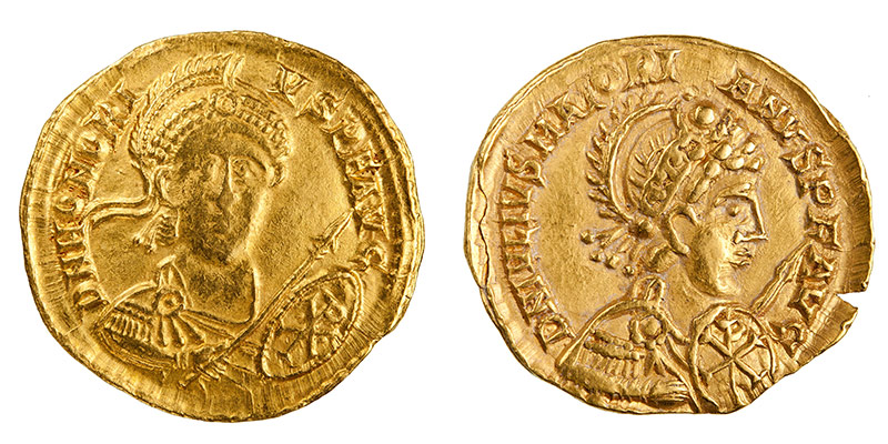 Sur les revers de ces solidus, Honorius et Majorien, deux empereurs du Vème siècle, apparaissent en armes et portant un bouclier orné d'un chrisme [© American Numismatics]