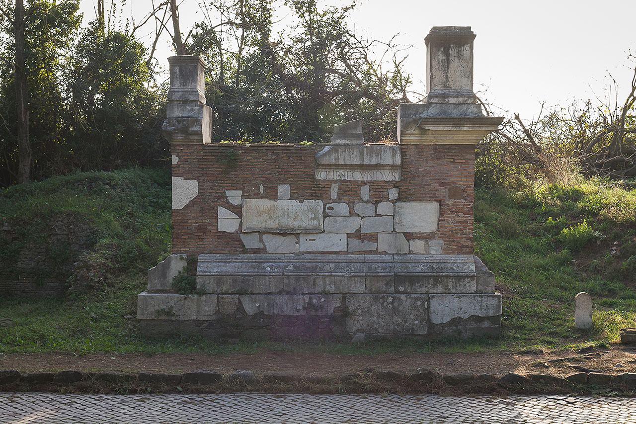 La voie est bordée de nombreux vestiges de monuments funéraires.