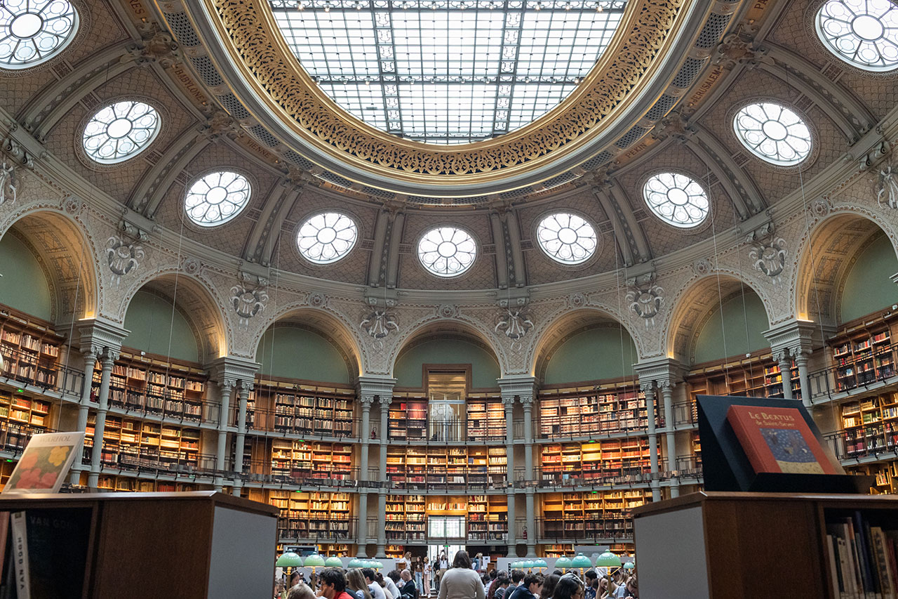 Vue sur le plafond magnifique de la Bibliothèque Nationale de France.