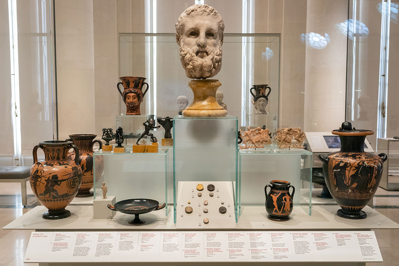 Une vitrine de la première salle est consacré à Hercule. Les images du demi-dieu apparaissent sur de multiples supports : bronzes, vases, monnaies…